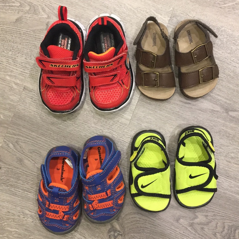 Lot of baby shoes size 3/4